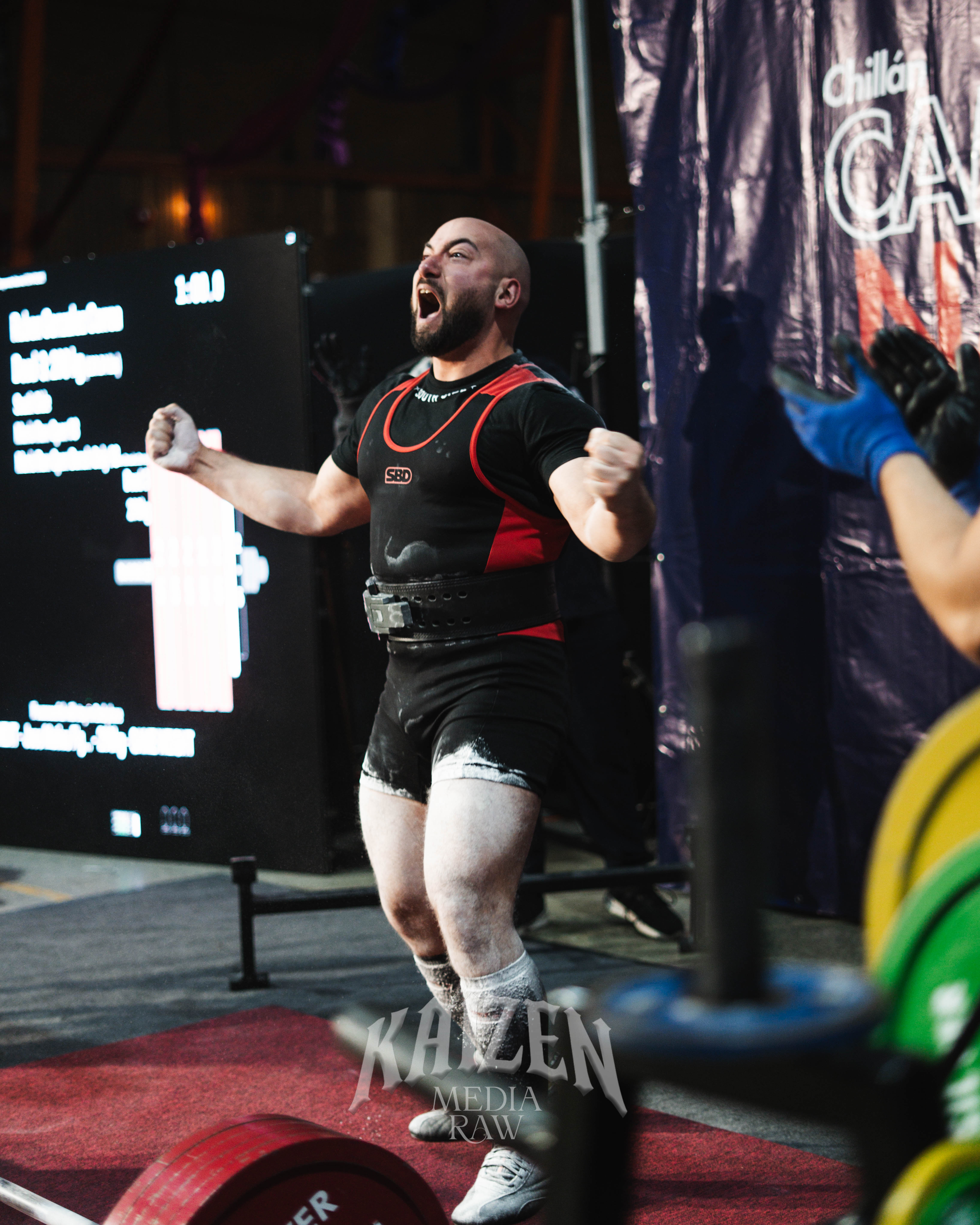 Retrato de una mujer joven al aire libre